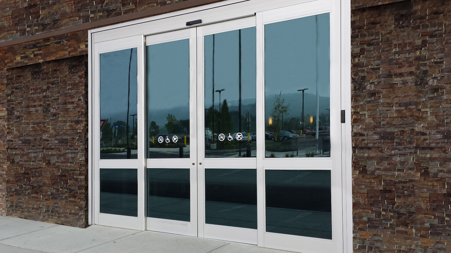 https://www.assaabloyentrance.com/site-images/products/automatic-doors/sliding-doors/assa-abloy-sl500-resilience-r128/ASSA-ABLOY-SL500-Resilience-R128-16-9.jpg